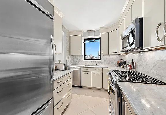 5th image of 190 E 72nd St APT 26A