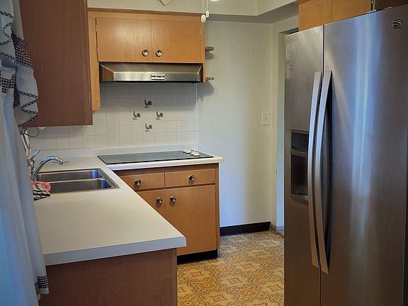 5th image of 825 W Skyline Pkwy