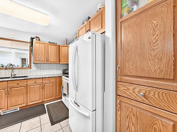 5th image of 4807 43a Ave #204