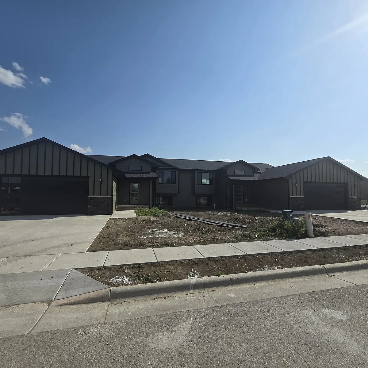 Building Photo - 333 Spirit Dr