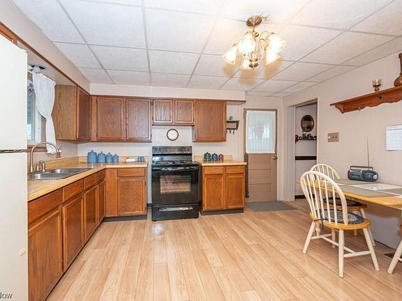 5th image of 132 Pendleton St