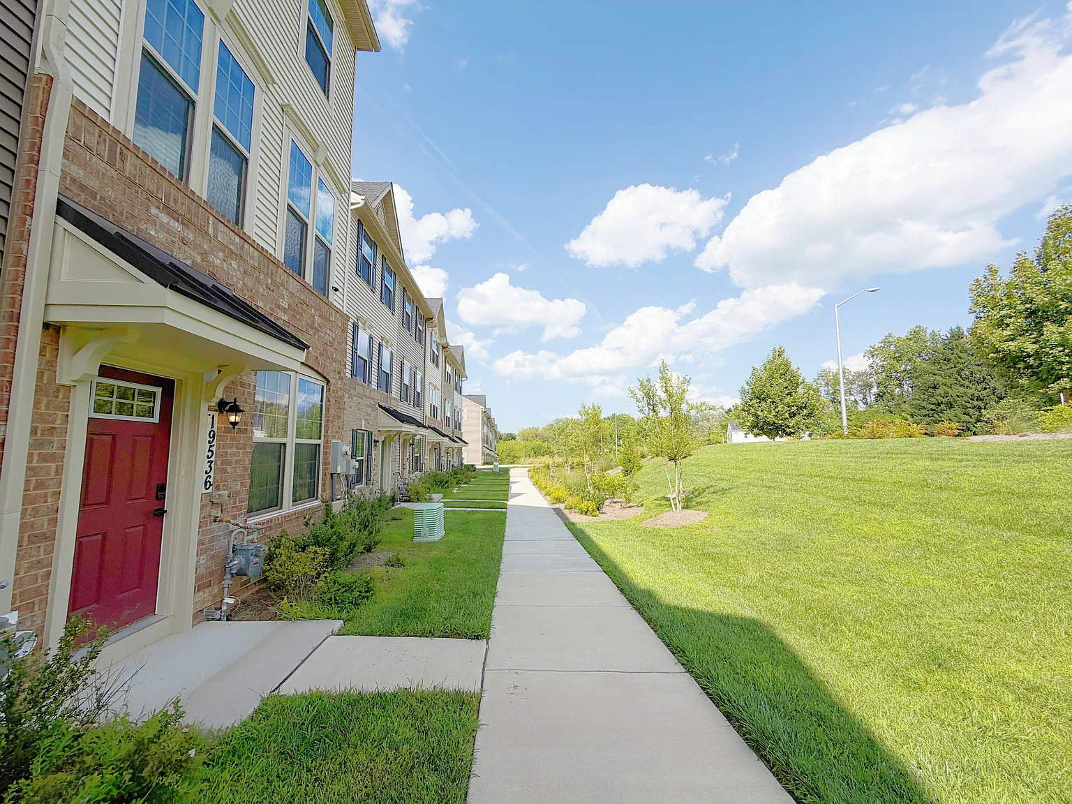 3 bed, 3.5 bath, 1680 sqft, $3,000 — Photo 3