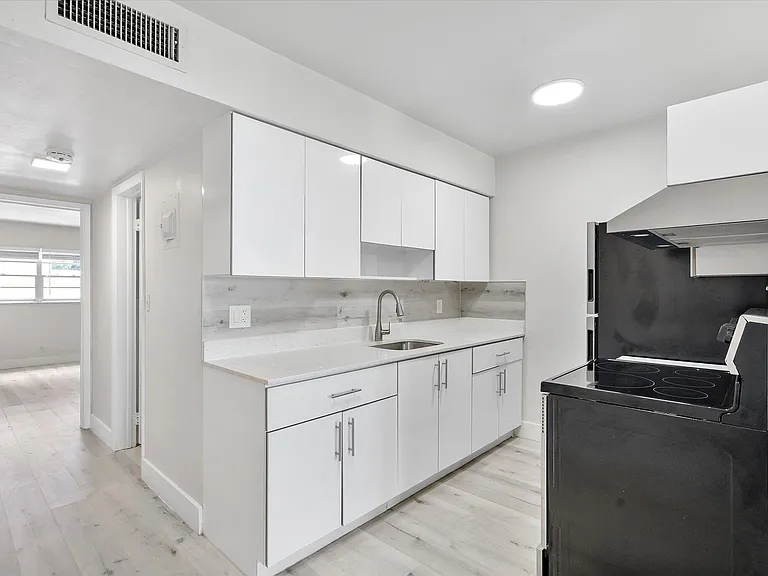 1638 Plunkett St #2 — Photo 15