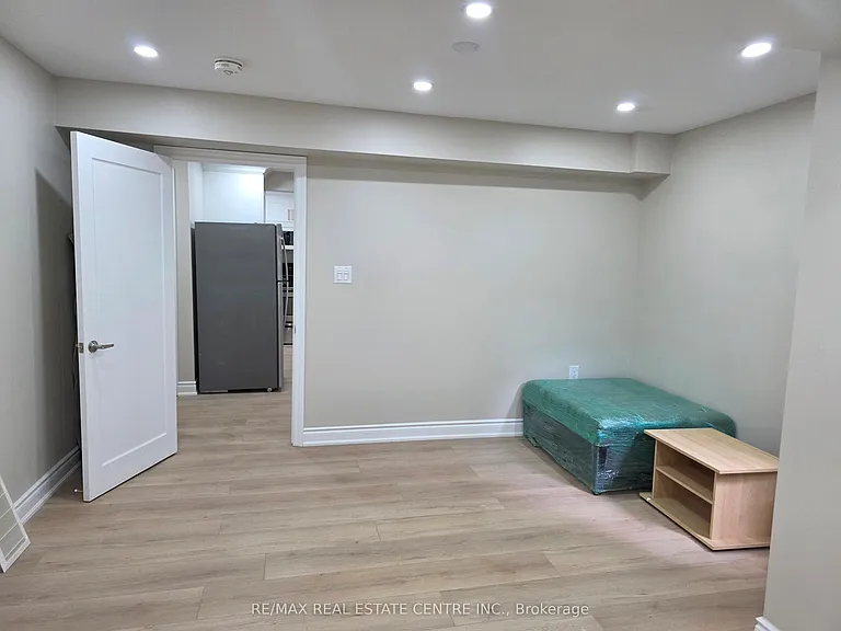 2644 Kinnerton Cres E — Photo 11