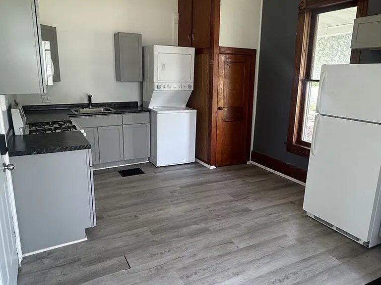 6801 Lexington Avenue — Photo 4