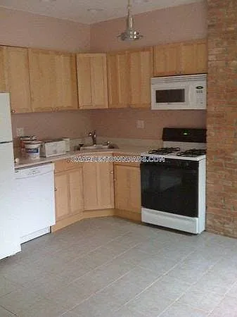 Full eat in kitchen