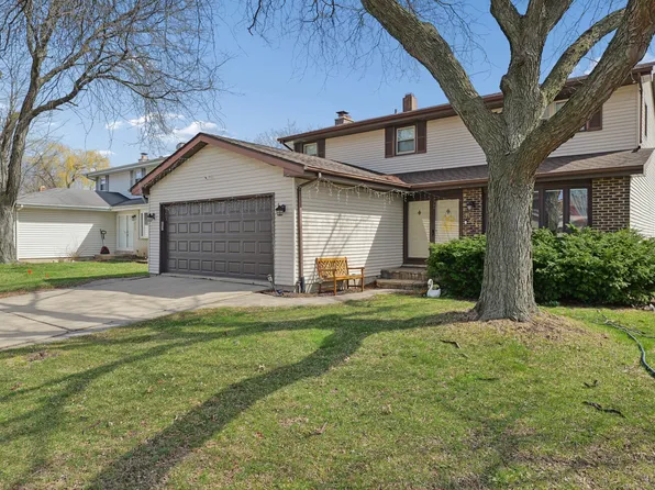 861 Boone Dr, Carol Stream, IL 60188