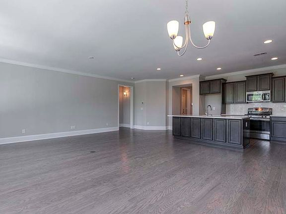 1053 Longwood Bluffs Circle