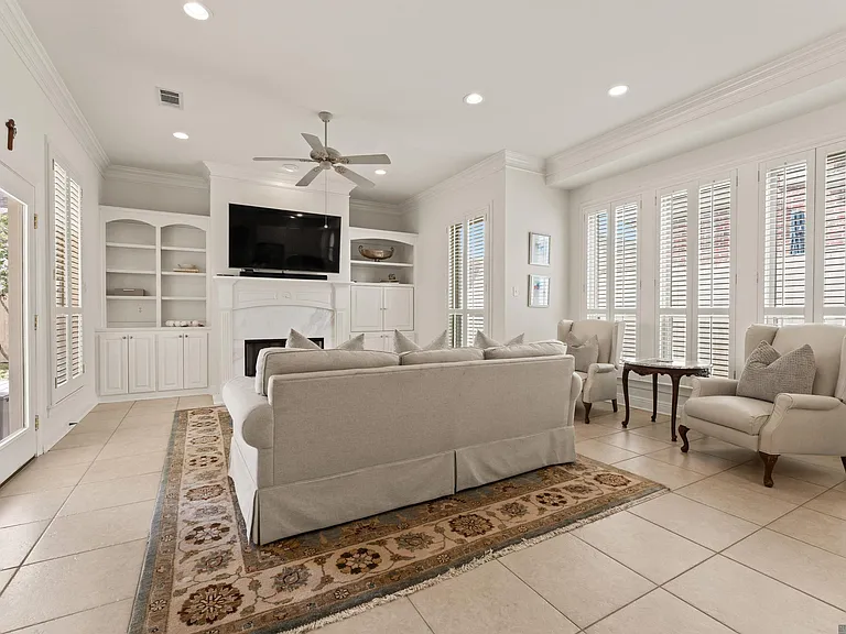 228 E Greens Dr — Photo 5