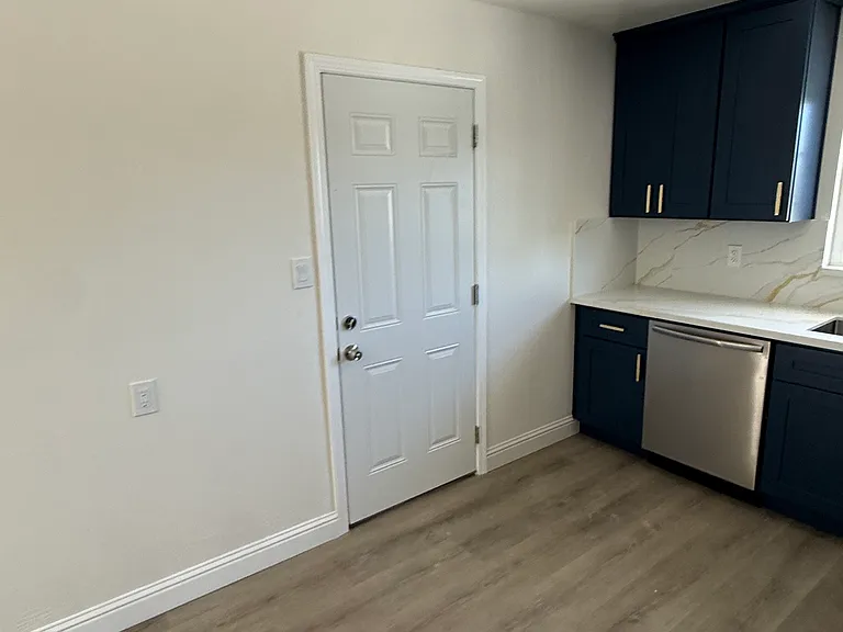 4765 Serra Ave — Photo 15