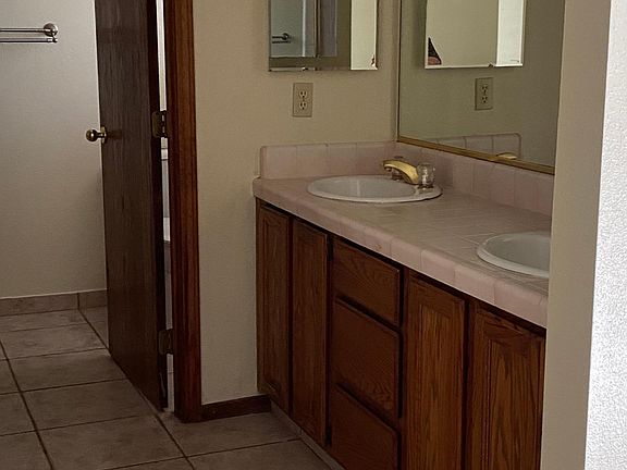 Master bath with dual sinks