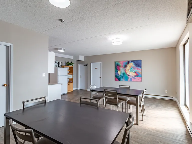 275 Albert St E — Photo 1