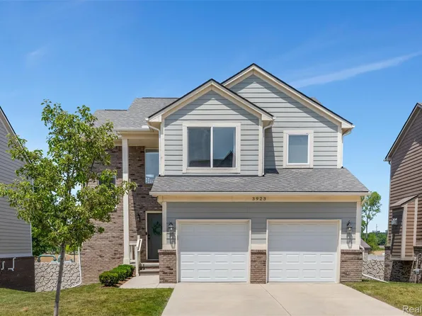 3923 Maple Ln, Auburn Hills, MI 48326