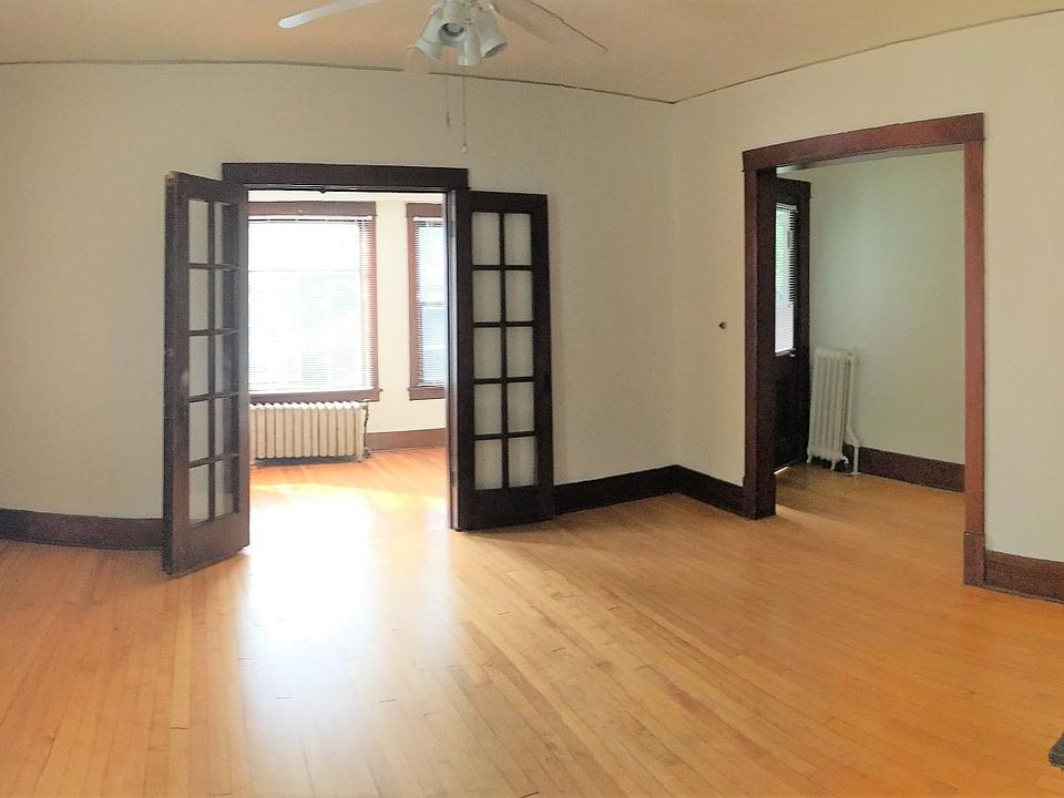 Living room / Front room / Entrance to unit is to the right