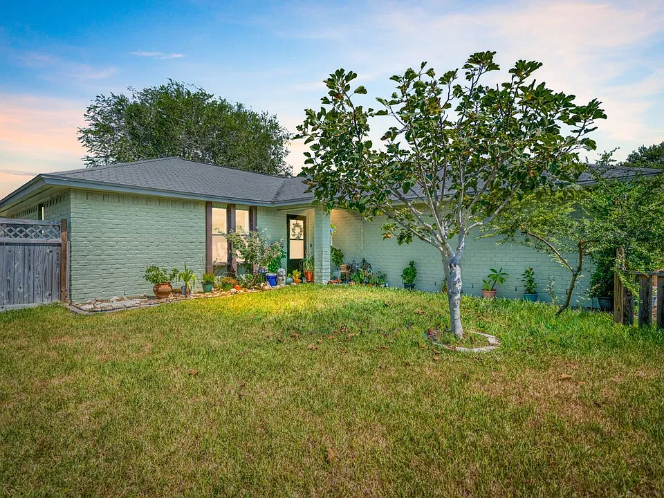 2825 W Mount Dr