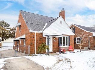 1767 Kenmore Dr, Grosse Pointe Woods, MI 48236