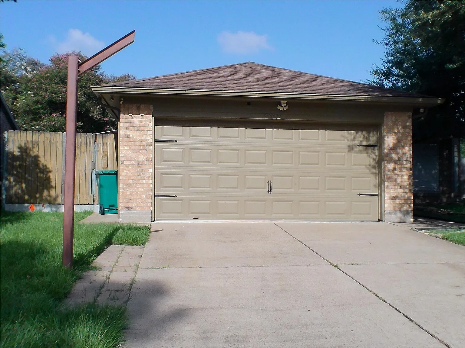 3 bed, 2.0 bath, 1375 sqft, $2,000 — Photo 2