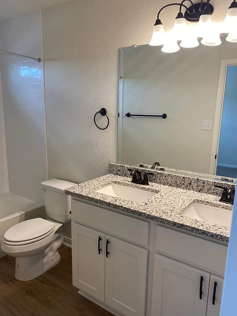 10313 Lynwood Vlg — Photo 3
