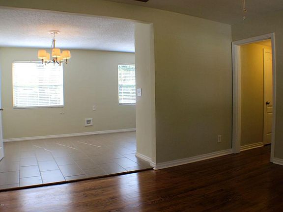 4th image of 2718 Townsend Blvd