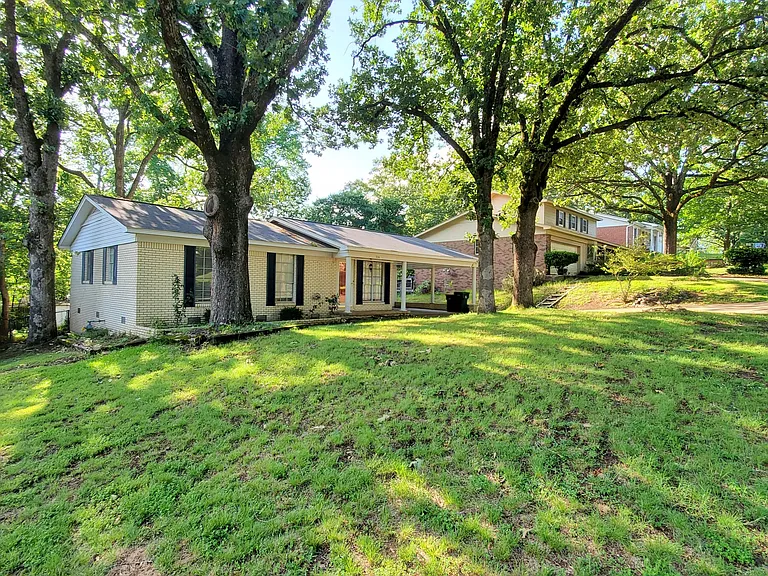 324 Burnside Dr — Photo 3