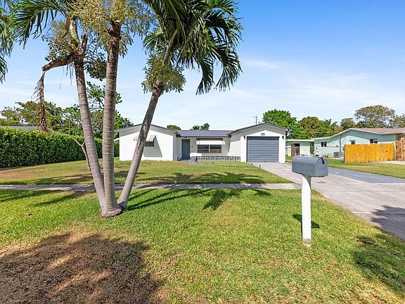 3rd image of 1815 Pinehurst Drive