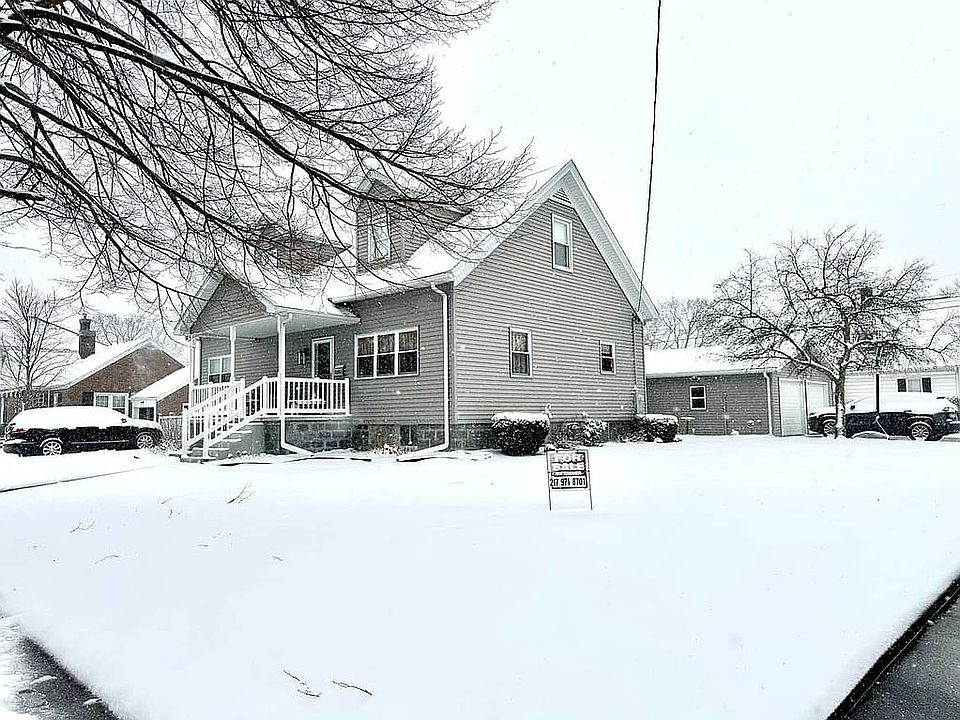 Large corner lot
landscaped
