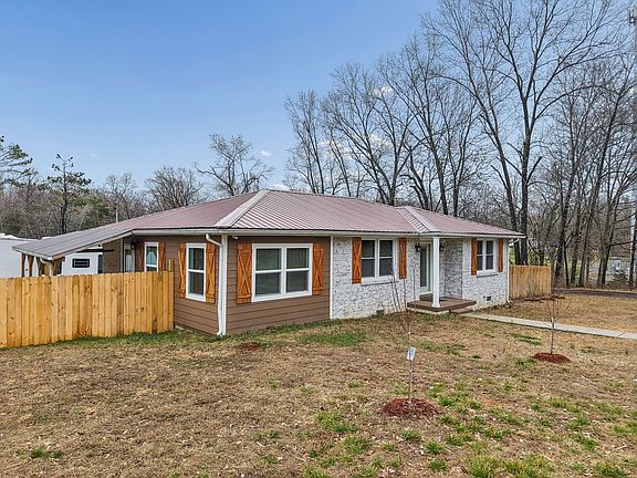 4th image of 8871 Pinewood Rd