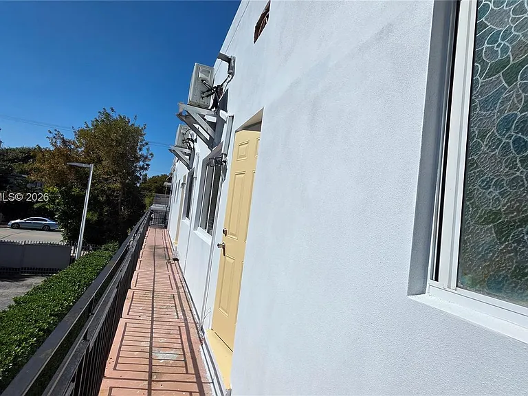 7629 Dickens Ave #7 — Photo 32