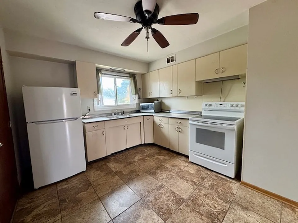 704 Robinwood Ln