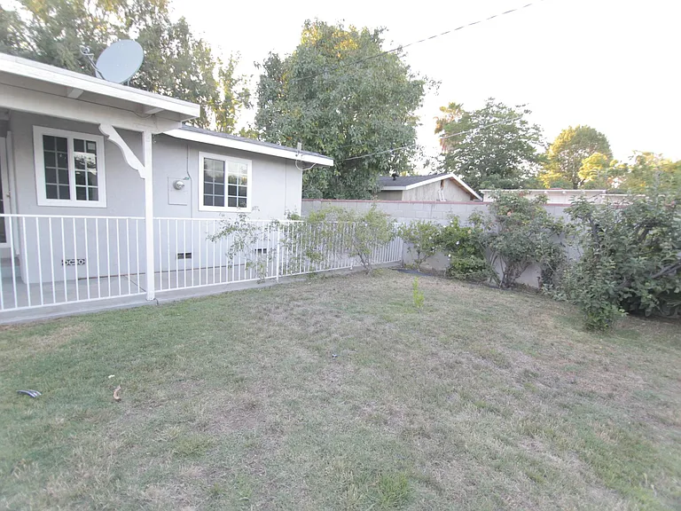 10044 Woodley Ave — Photo 20