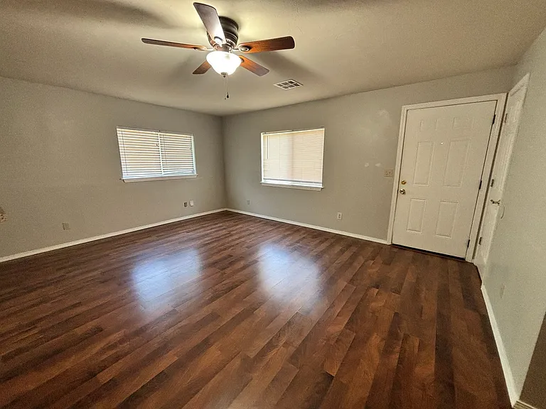 105 W Hurd St — Photo 2