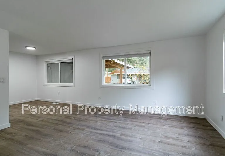 4325 E 17th St #7 — Photo 2