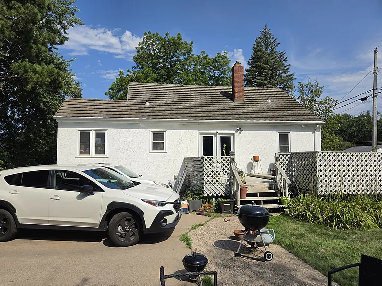 2359 Victoria St N — Photo 2