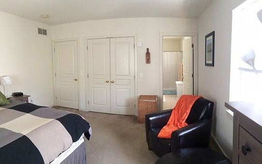3rd image of 913 Lombard St APT A