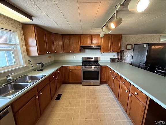 5th image of 33 Nellis Dr