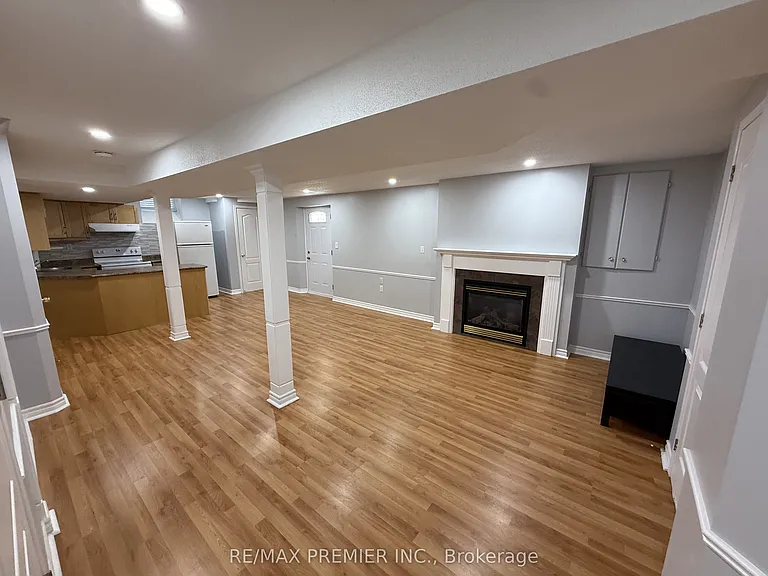 54 Castlepoint Dr #LOWER — Photo 7
