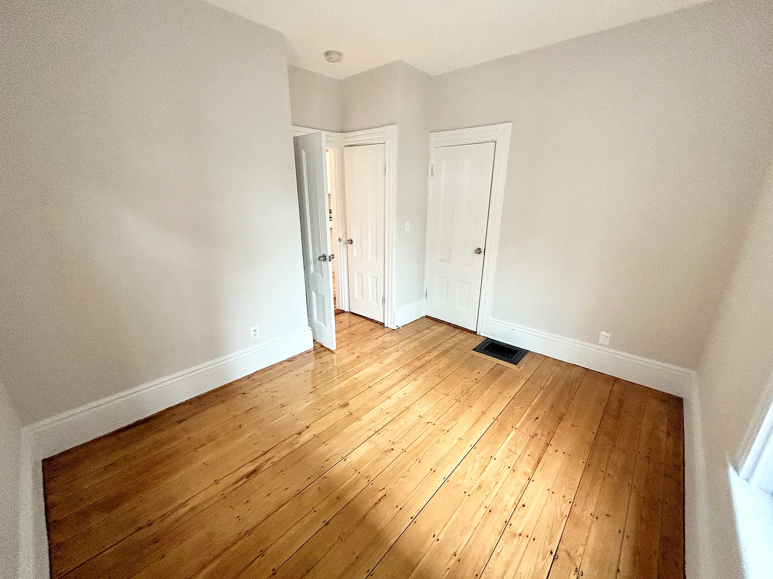 4 bed, 9999 sqft, $3,600 — Photo 4