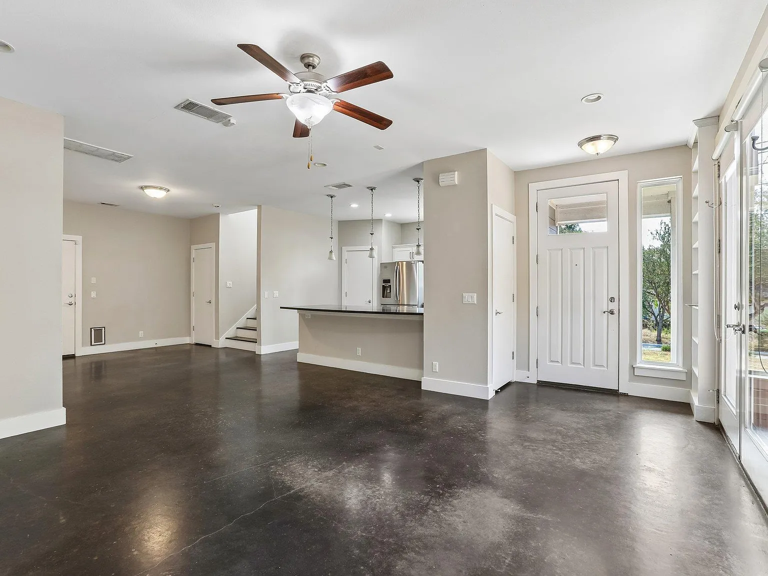 5 bed, 4.0 bath, 2258 sqft, $4,750 — Photo 2