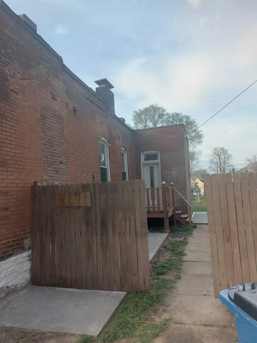 321 Weiss Ave photo 1