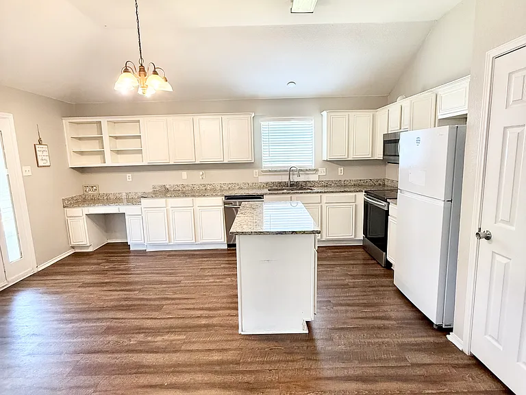 3902 Hudson Dr — Photo 6