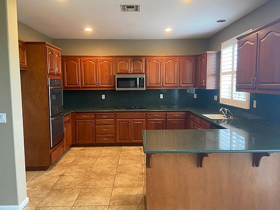5th image of 2233 Cambridge Dr