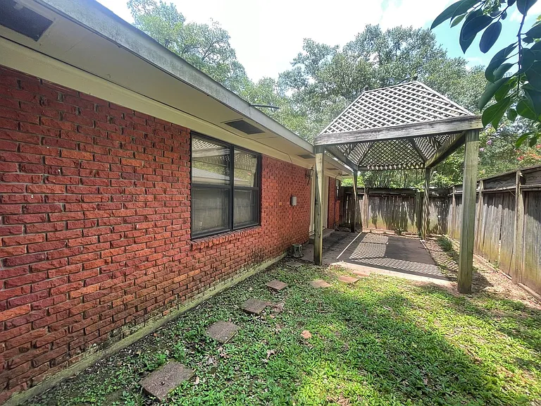 315 E Southfield Rd — Photo 16