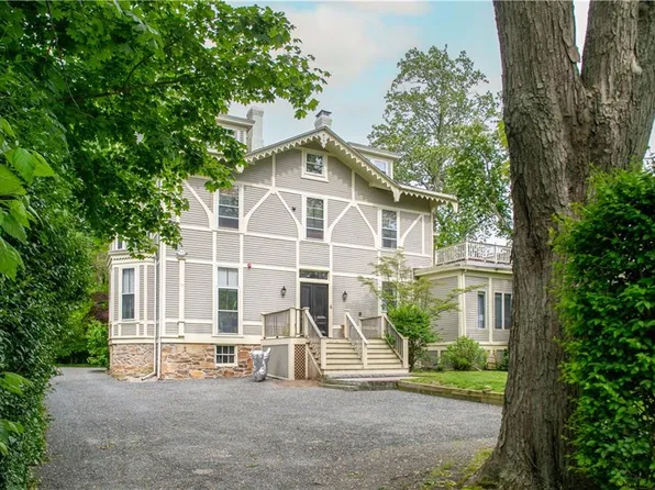 4 Red Cross Ave APT 4, Newport, RI 02840