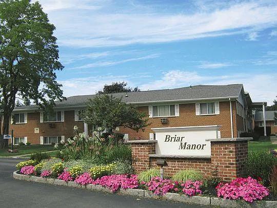 Briar Manor Apartments — Photo 2
