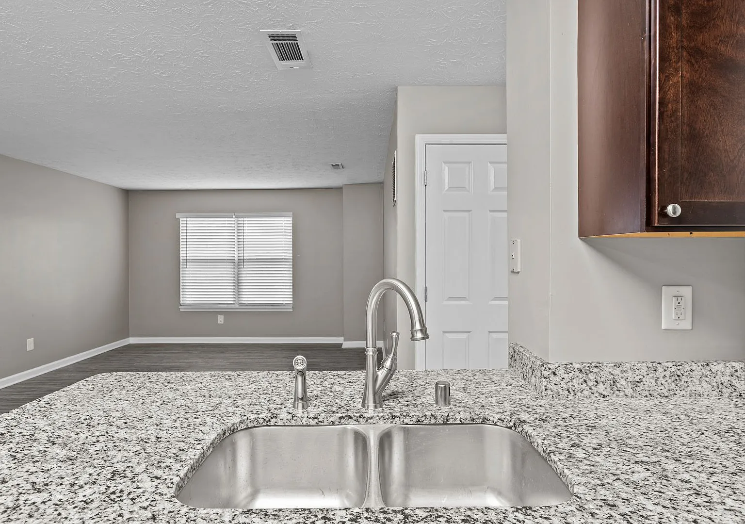 Spacious Cove Springs 3 & 4 Bedrooms — Photo 2