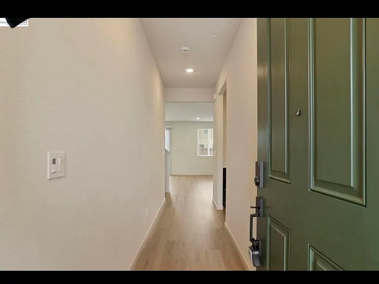2260 Shoreline Dr — Photo 2