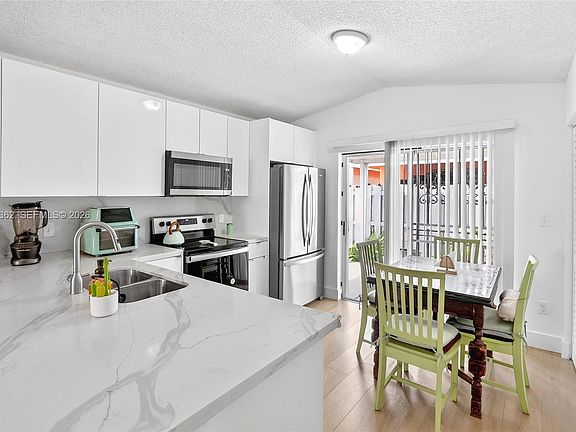 4th image of 2238 W 74th Ter #39C