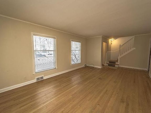 3rd image of 4625 N Oakland Ave