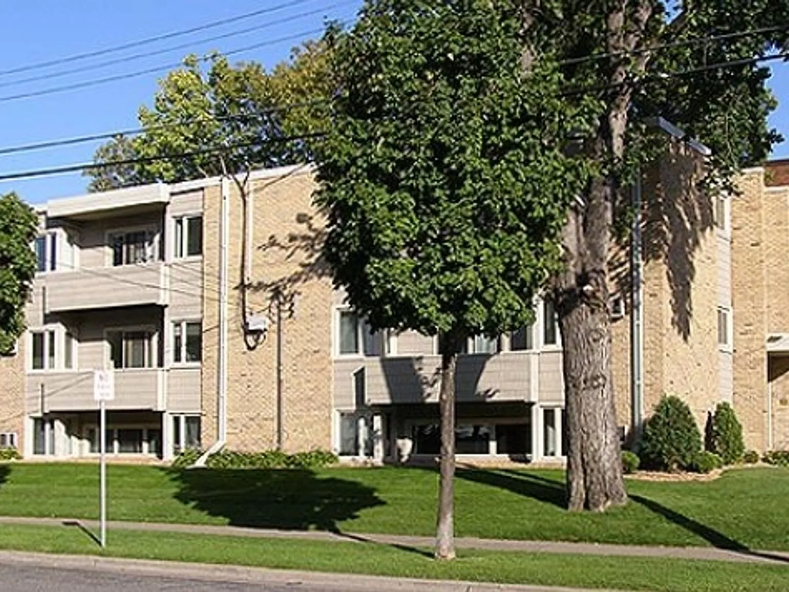 Campus Apartments 700-727 University SE — Photo 2
