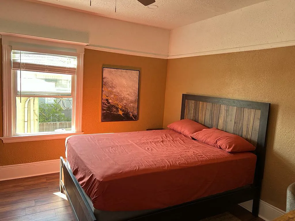 Skyye: Furnished big room in vibrant Berke!ey — Photo 2